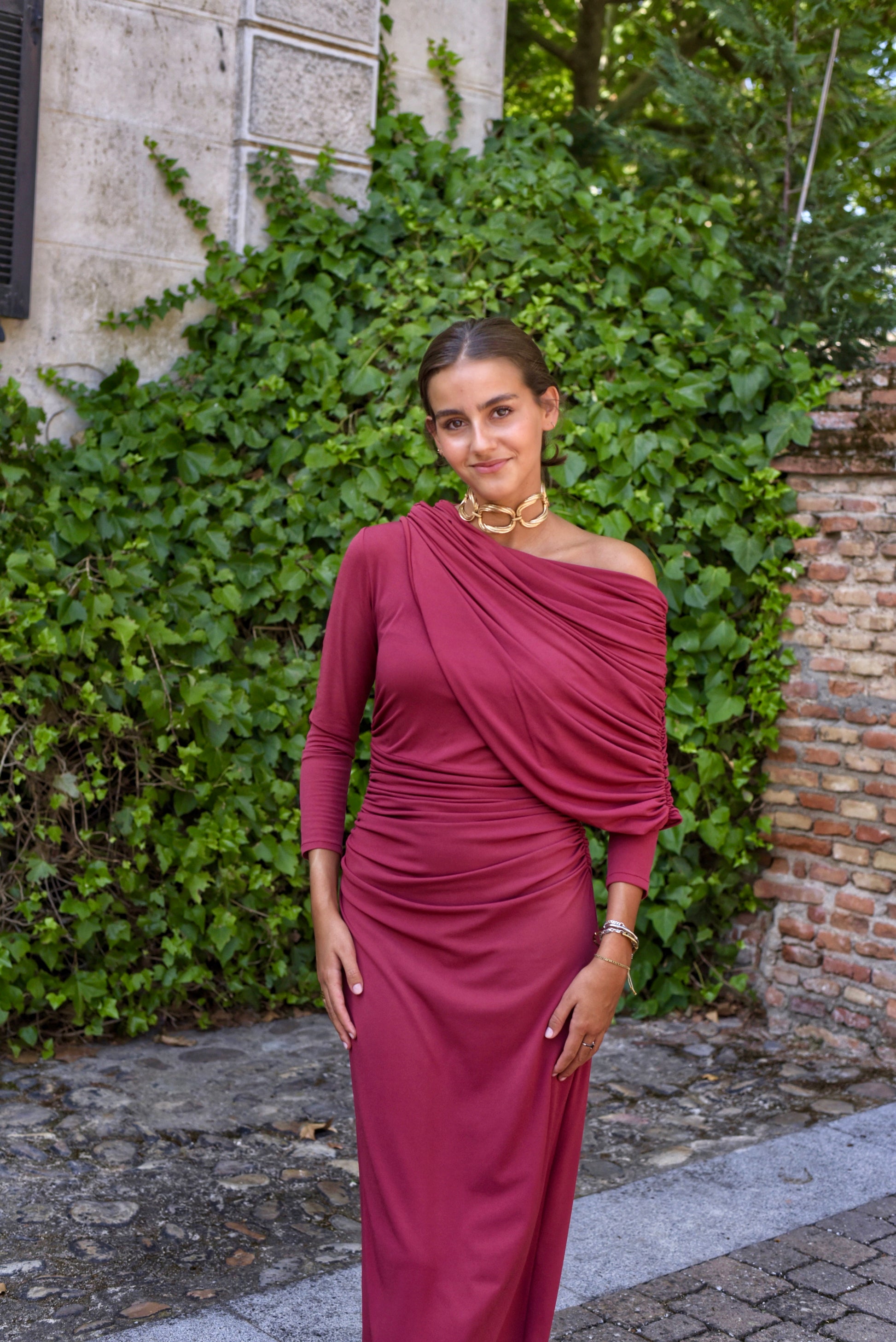 Vestido de Fiesta midi, confeccionado en punto de seda color cereza, drapeado con gran cuello escote asimétrico