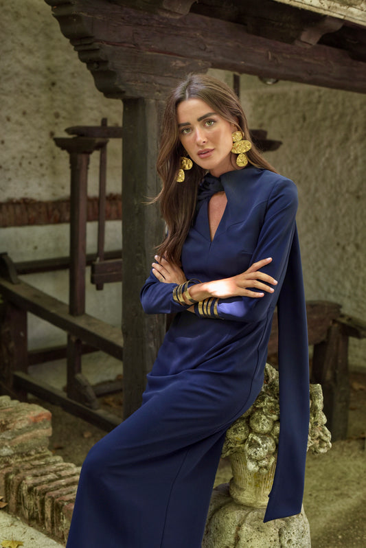 Vestido de Fiesta midi, con nudo en cuello del que salen dos largas lazadas multiposición. Tejido crepe tono marino