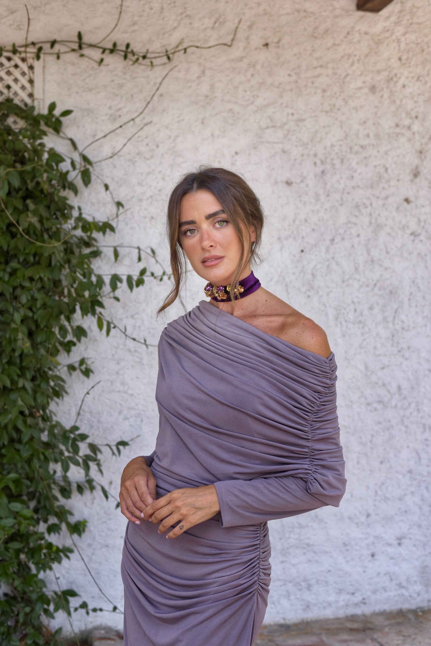 Vestido de Fiesta midi, confeccionado en punto de seda color gris topo, drapeado con gran cuello escote asimétrico