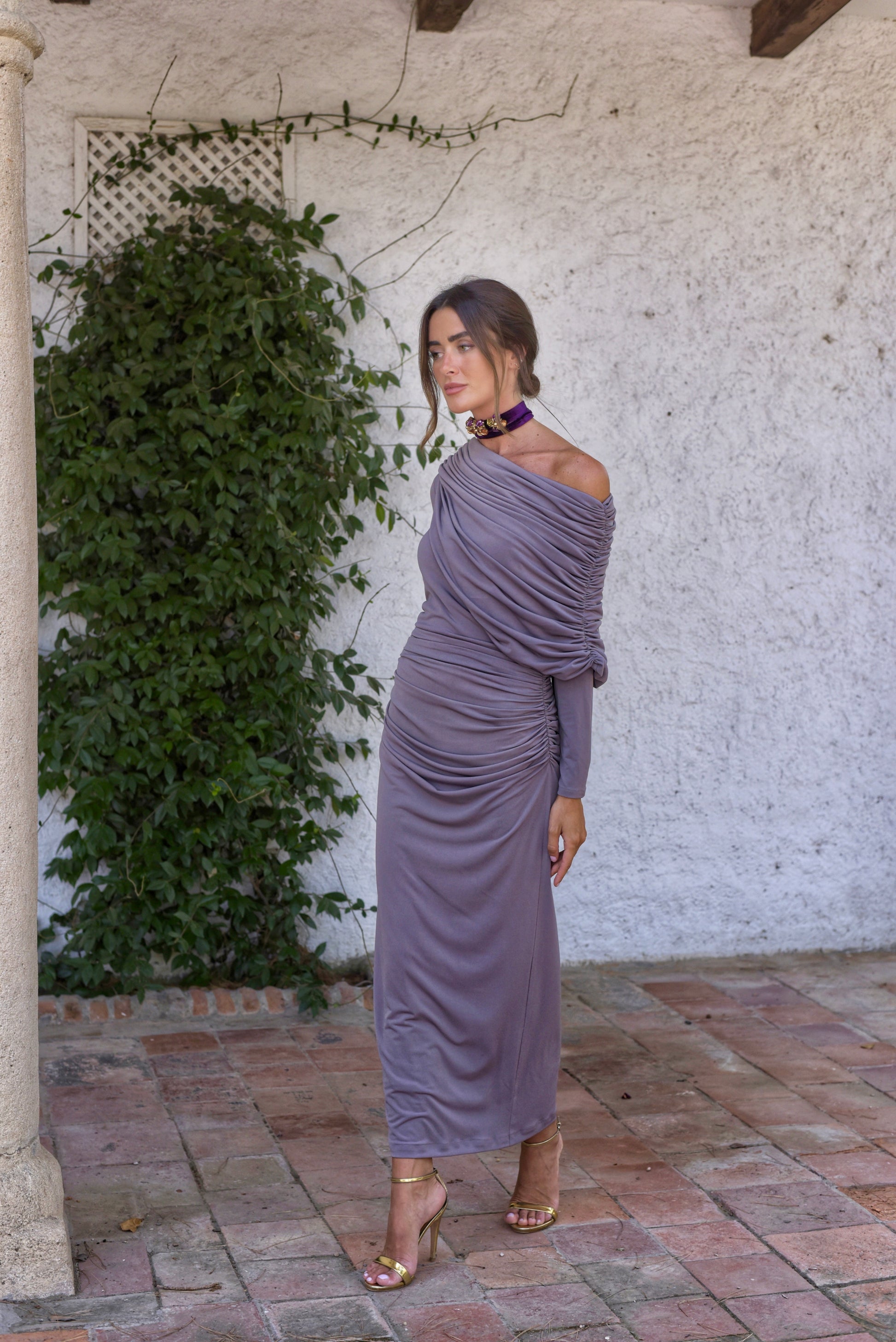 Vestido de Fiesta midi, confeccionado en punto de seda color gris, drapeado con gran cuello escote asimétrico